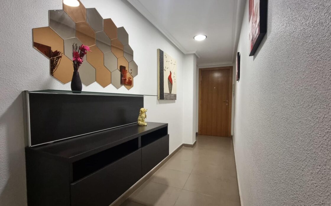 Апартаменты в Торревьехе 75 кв.м с террасой 700 м до моря