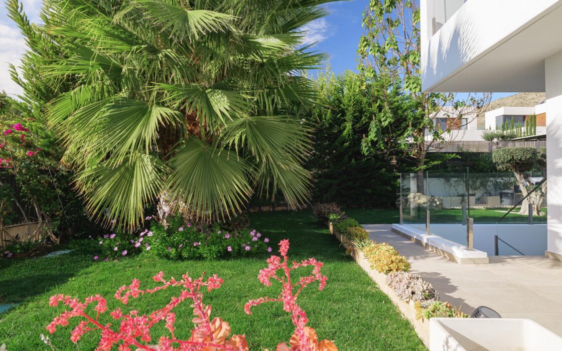 Вилла в Сьерра-Кортина 514 кв.м с бассейном и видом на море