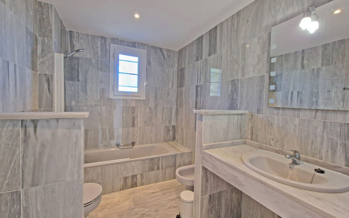 Квартира с террасой у моря в Марбелье, 154 кв.м, 3 спальни