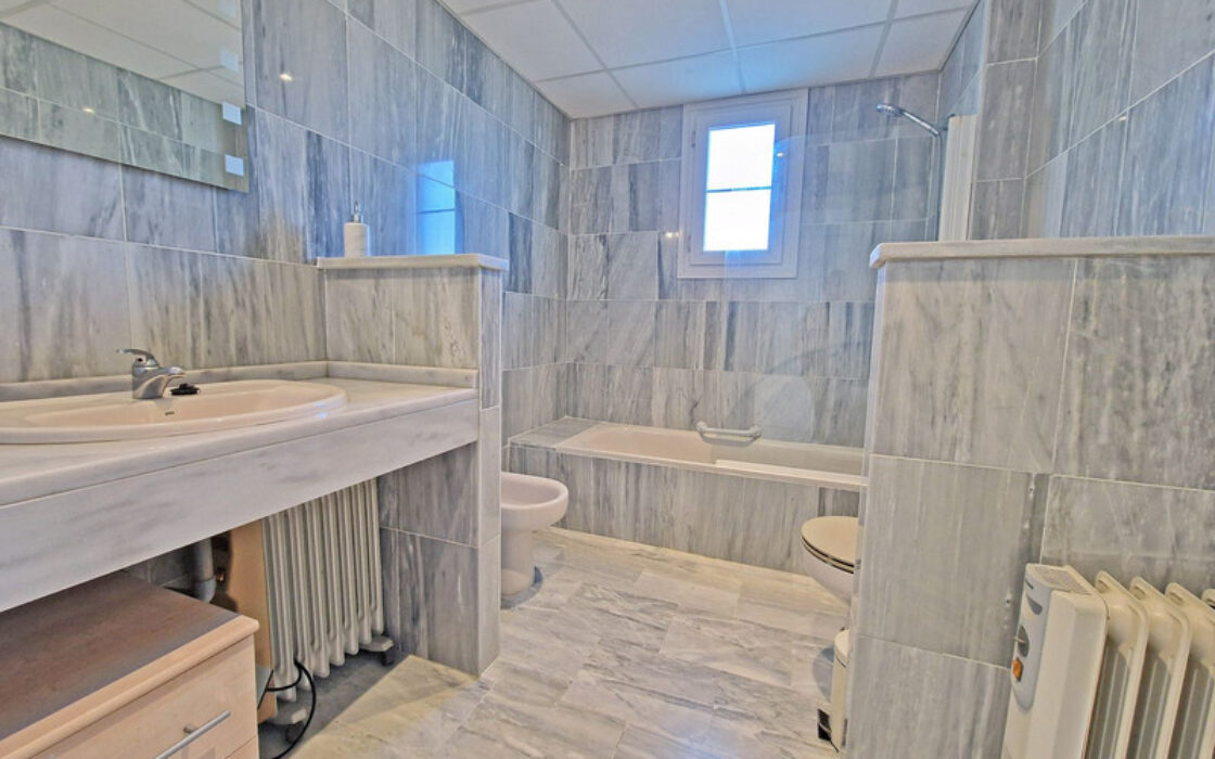 Квартира с террасой у моря в Марбелье, 154 кв.м, 3 спальни