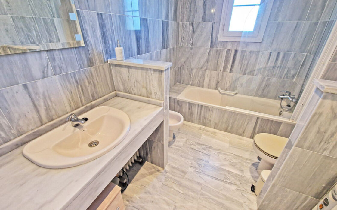 Квартира с террасой у моря в Марбелье, 154 кв.м, 3 спальни