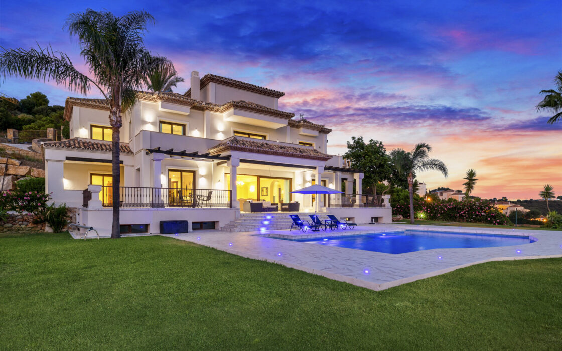 Загородний клуб в Бенахаві, 764 кв.м з терасою біля моря