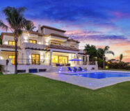 Загородний клуб в Бенахаві, 764 кв.м з терасою біля моря