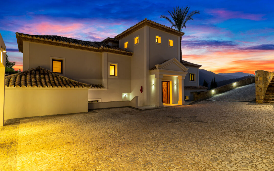 Загородний клуб в Бенахаві, 764 кв.м з терасою біля моря