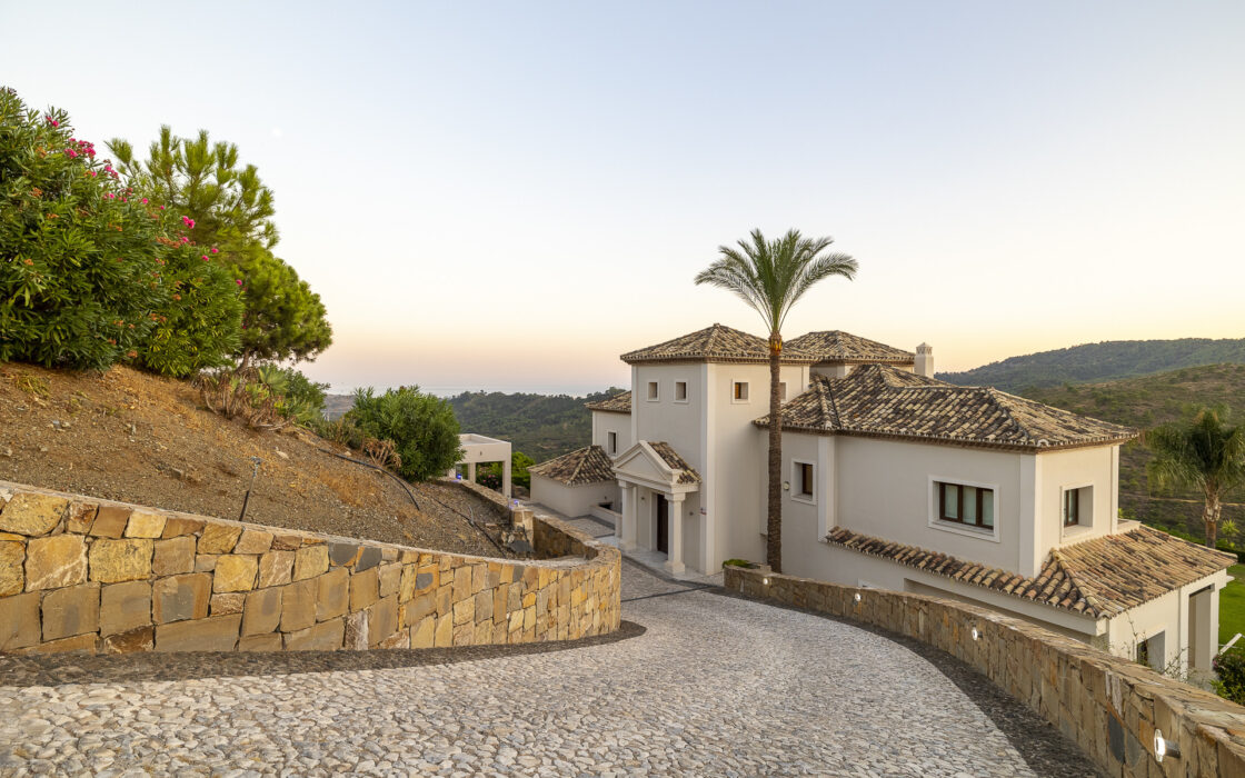 Загородний клуб в Бенахаві, 764 кв.м з терасою біля моря