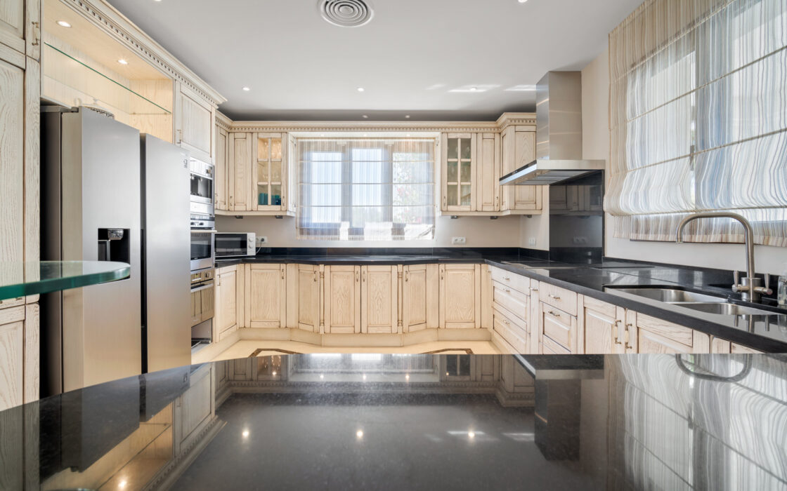 Загородний клуб в Бенахаві, 764 кв.м з терасою біля моря