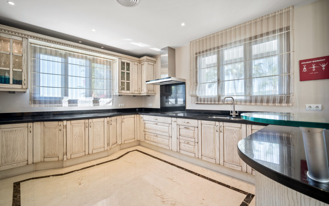 Загородний клуб в Бенахаві, 764 кв.м з терасою біля моря