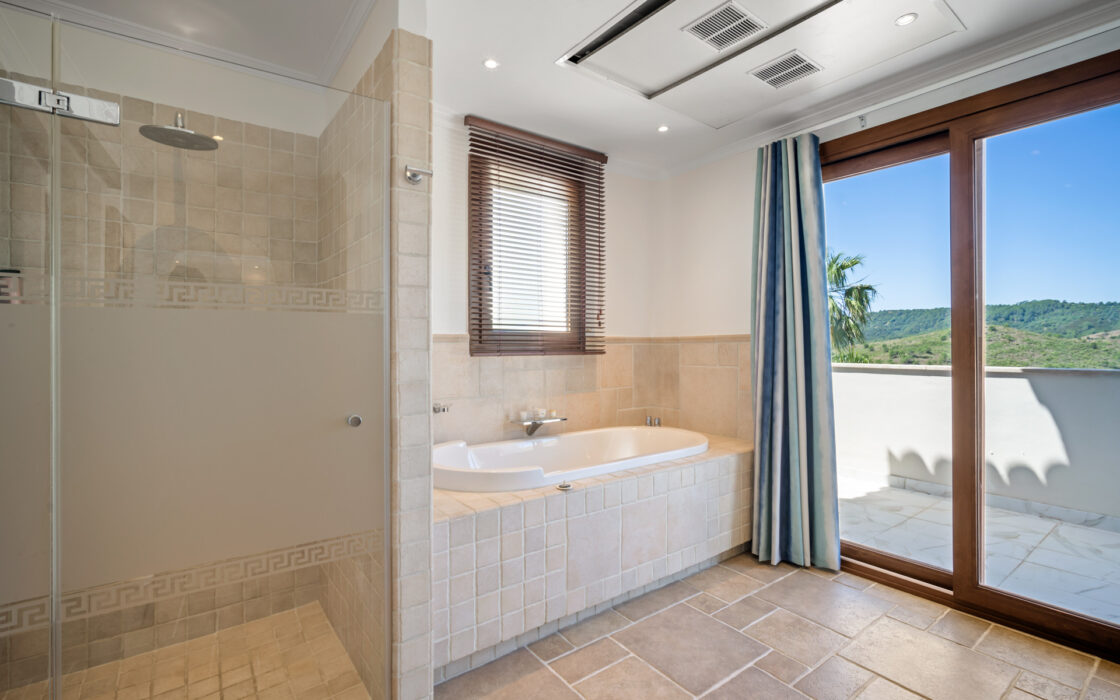 Загородний клуб в Бенахаві, 764 кв.м з терасою біля моря