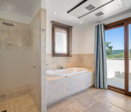 Загородний клуб в Бенахаві, 764 кв.м з терасою біля моря