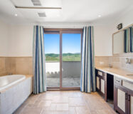 Загородний клуб в Бенахаві, 764 кв.м з терасою біля моря