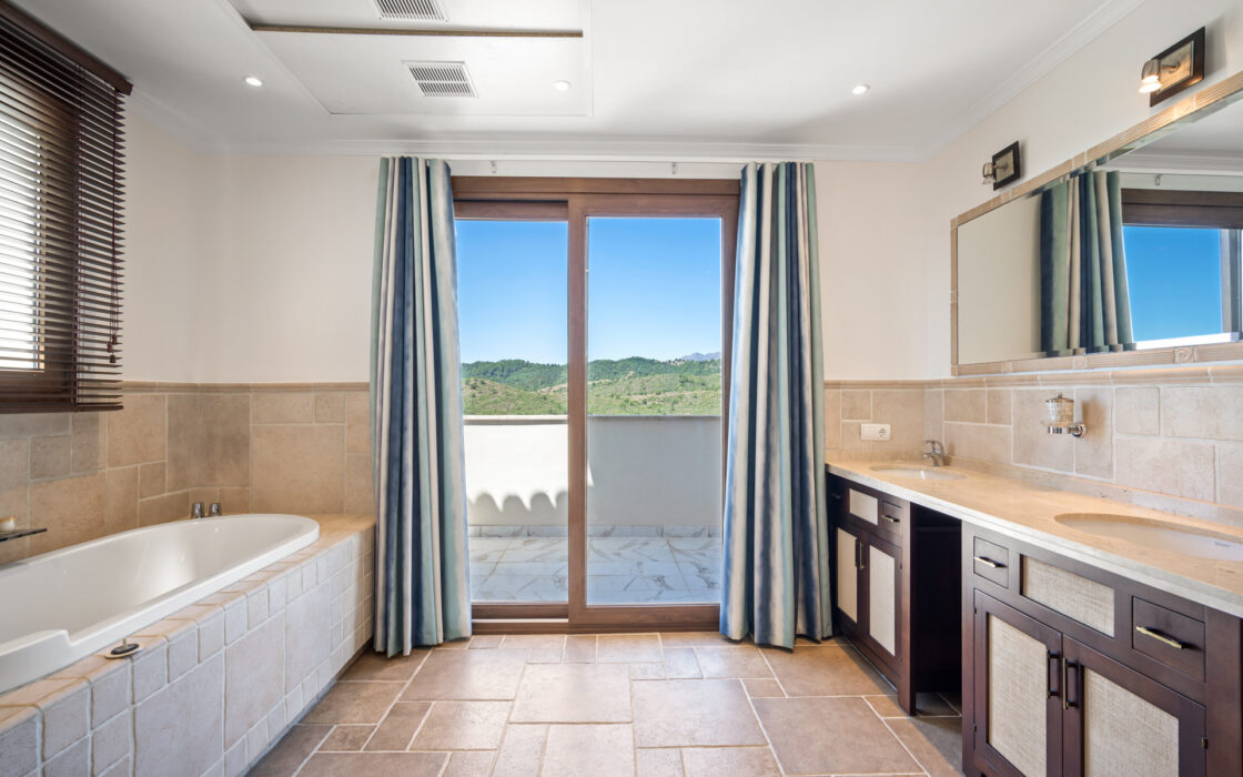 Загородний клуб в Бенахаві, 764 кв.м з терасою біля моря