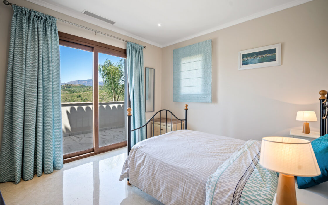 Загородний клуб в Бенахаві, 764 кв.м з терасою біля моря