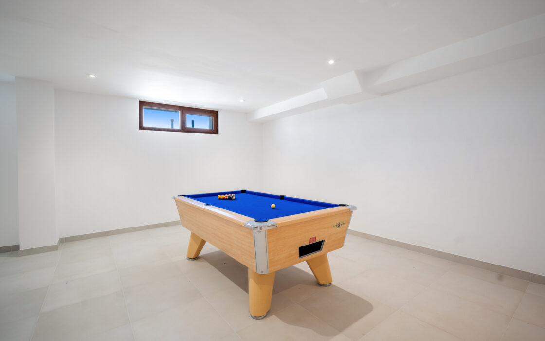 Загородний клуб в Бенахаві, 764 кв.м з терасою біля моря