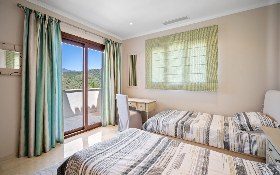 Загородний клуб в Бенахаві, 764 кв.м з терасою біля моря