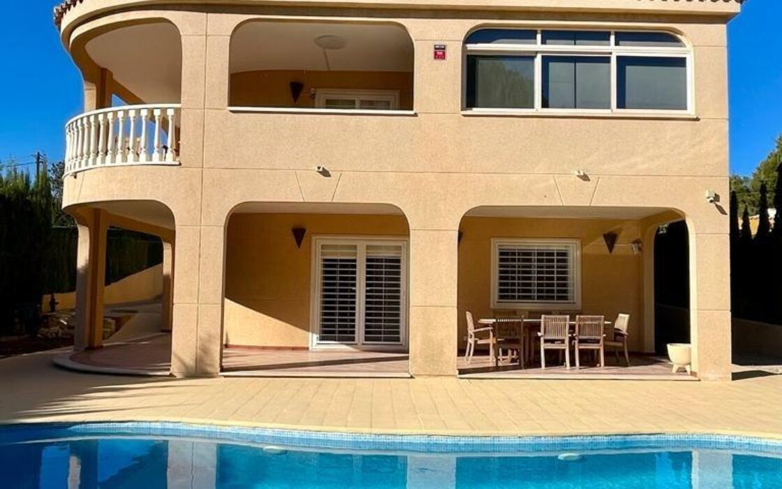 Вілла в Торрев’єсі 301 кв.м з басейном в 2.5 км від моря