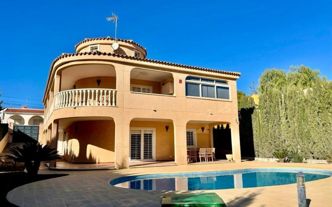 Вілла в Торрев’єсі 301 кв.м з басейном в 2.5 км від моря