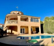 Вілла в Торрев’єсі 301 кв.м з басейном в 2.5 км від моря