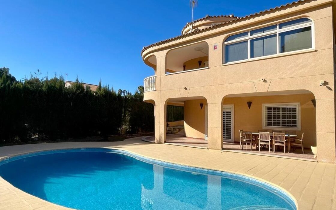Вілла в Торрев’єсі 301 кв.м з басейном в 2.5 км від моря