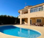 Вілла в Торрев’єсі 301 кв.м з басейном в 2.5 км від моря