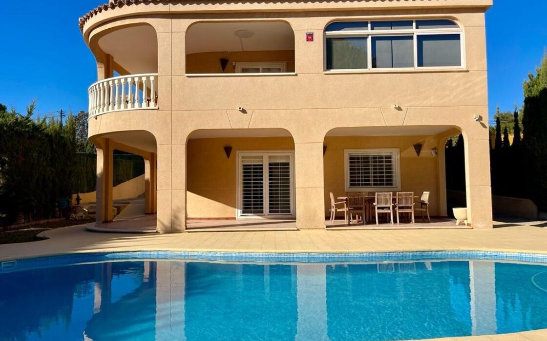 Вілла в Торрев’єсі 301 кв.м з басейном в 2.5 км від моря