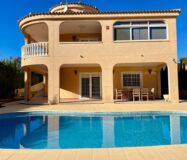 Вілла в Торрев’єсі 301 кв.м з басейном в 2.5 км від моря