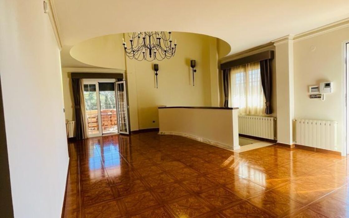 Вілла в Торрев’єсі 301 кв.м з басейном в 2.5 км від моря