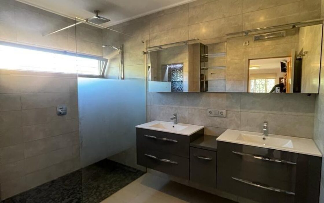 Вілла в Торрев’єсі 301 кв.м з басейном в 2.5 км від моря