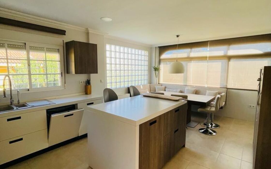 Вілла в Торрев’єсі 301 кв.м з басейном в 2.5 км від моря