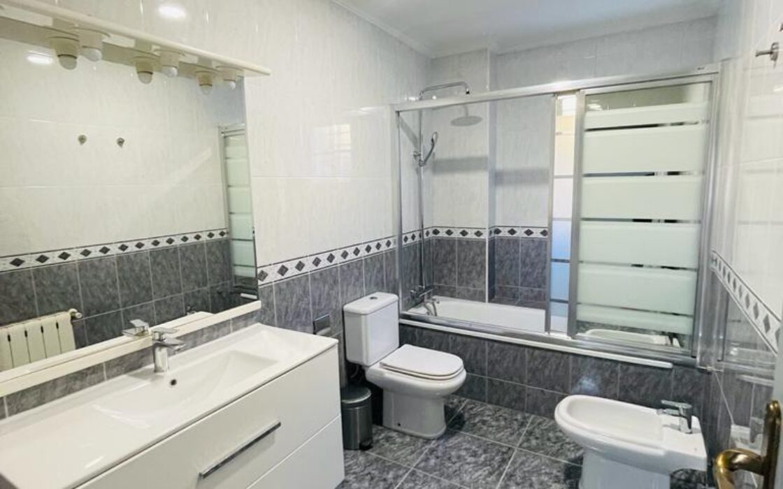 Вілла в Торрев’єсі 301 кв.м з басейном в 2.5 км від моря