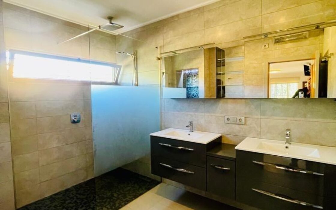 Вілла в Торрев’єсі 301 кв.м з басейном в 2.5 км від моря