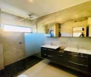 Вілла в Торрев’єсі 301 кв.м з басейном в 2.5 км від моря