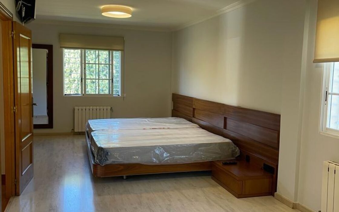 Вілла в Торрев’єсі 301 кв.м з басейном в 2.5 км від моря