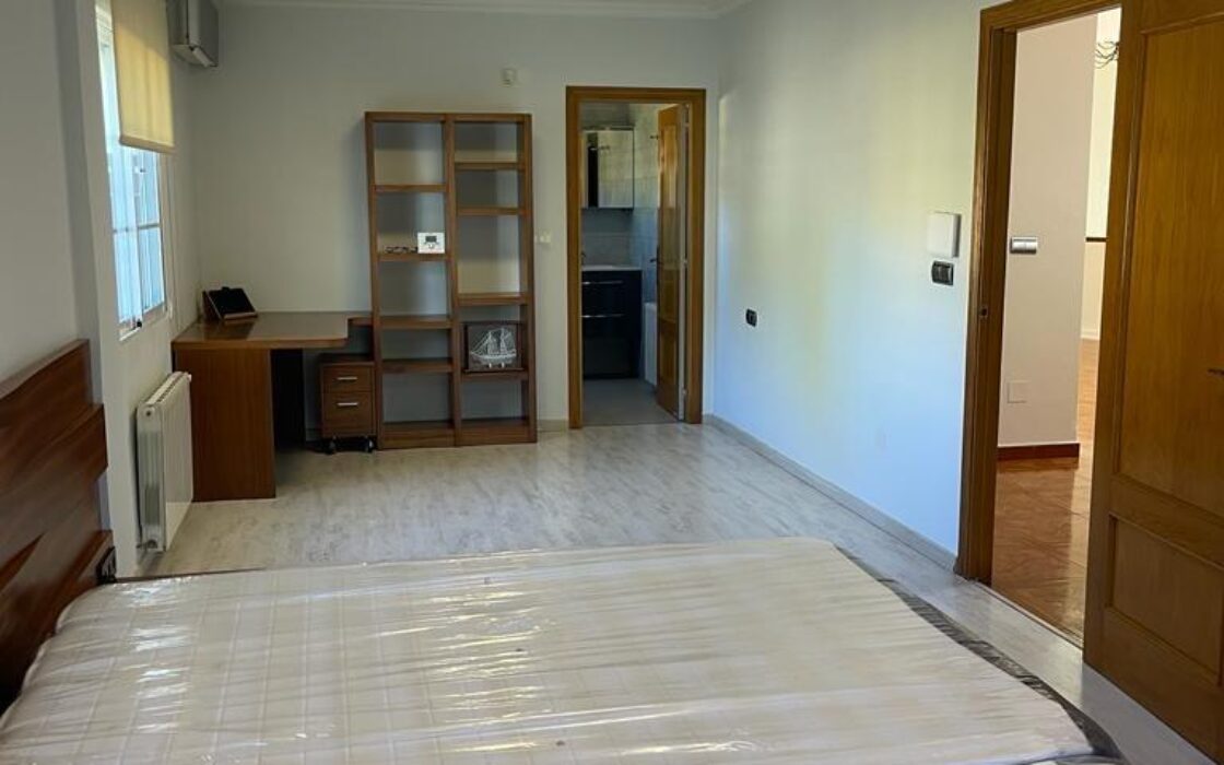 Вілла в Торрев’єсі 301 кв.м з басейном в 2.5 км від моря