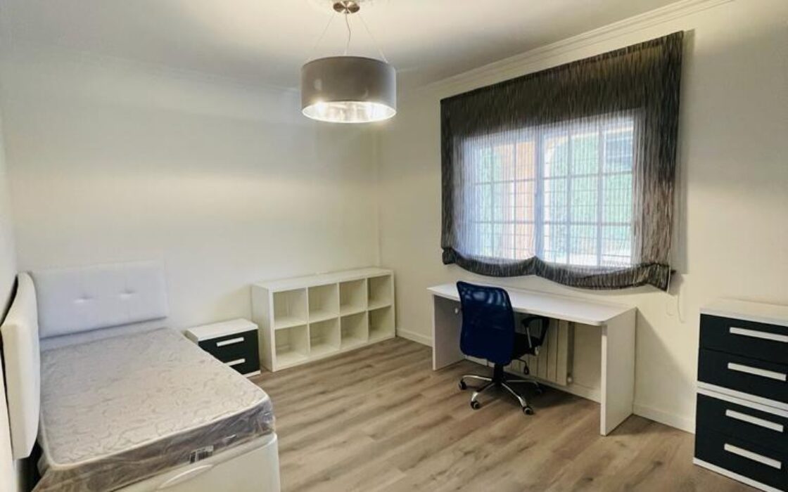 Вілла в Торрев’єсі 301 кв.м з басейном в 2.5 км від моря