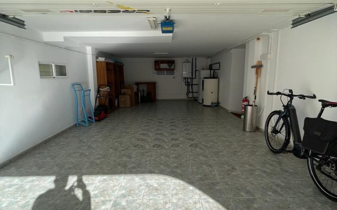 Вілла в Торрев’єсі 301 кв.м з басейном в 2.5 км від моря