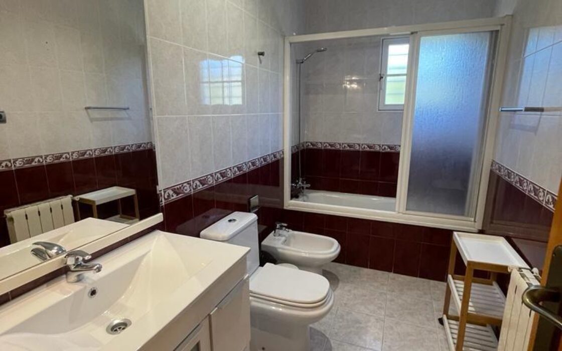 Вілла в Торрев’єсі 301 кв.м з басейном в 2.5 км від моря