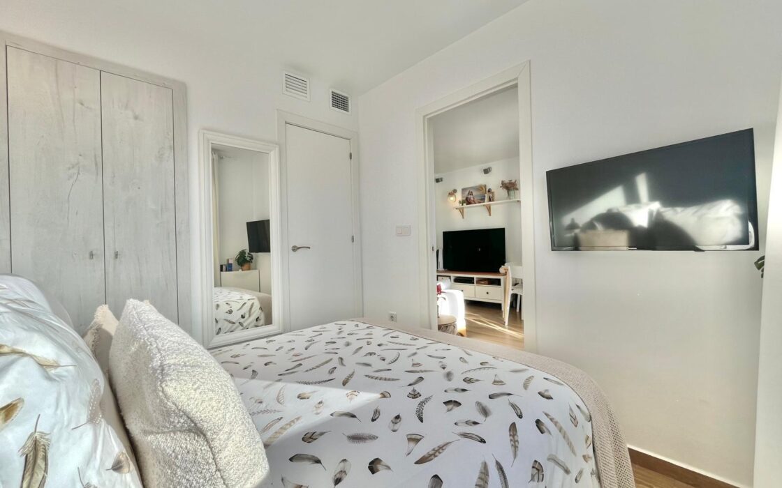 Апартаменты в Торревьехе 62 кв.м с террасой и бассейном