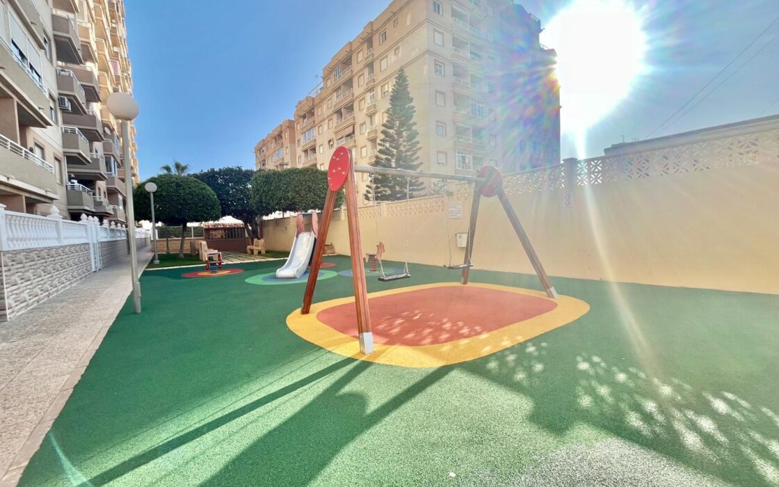 Апартаменты в Торревьехе 62 кв.м с террасой и бассейном