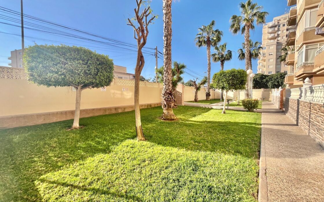 Апартаменты в Торревьехе 62 кв.м с террасой и бассейном