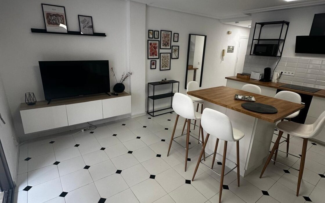 Апартамент в Торревьехе 61 кв.м у моря с террасой