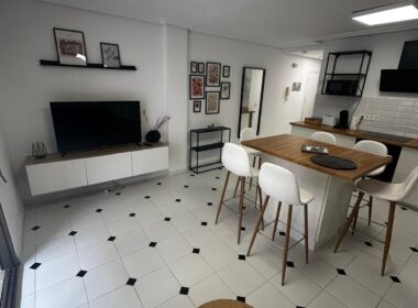 Апартамент в Торревьехе 61 кв.м у моря с террасой