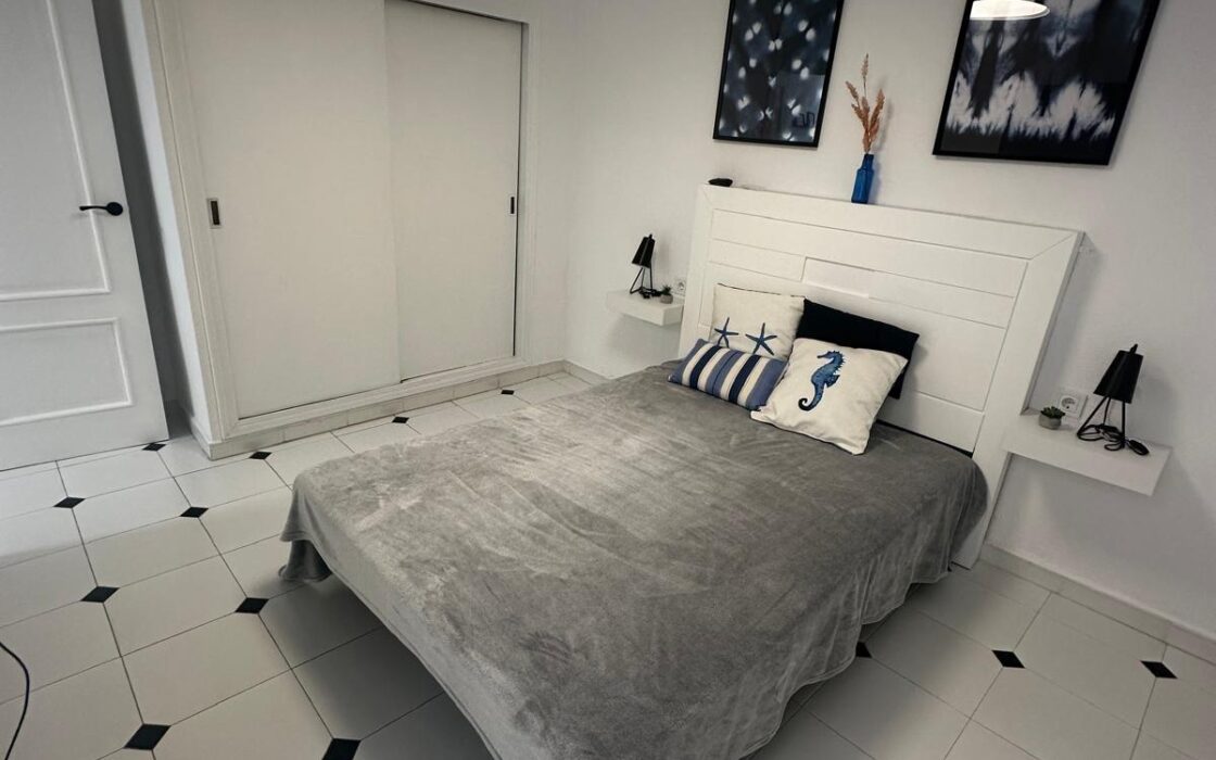 Апартамент в Торревьехе 61 кв.м у моря с террасой