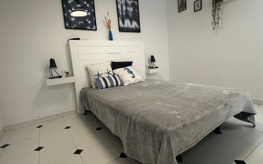 Апартамент в Торревьехе 61 кв.м у моря с террасой