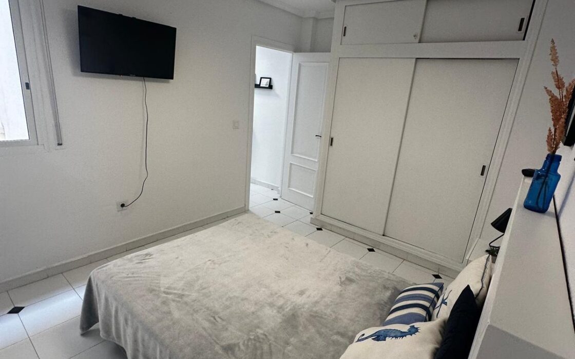 Апартамент в Торревьехе 61 кв.м у моря с террасой