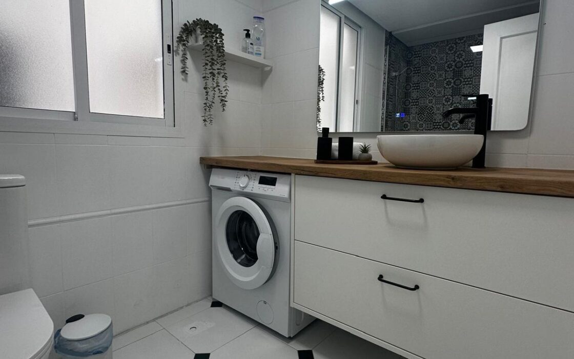 Апартамент в Торревьехе 61 кв.м у моря с террасой