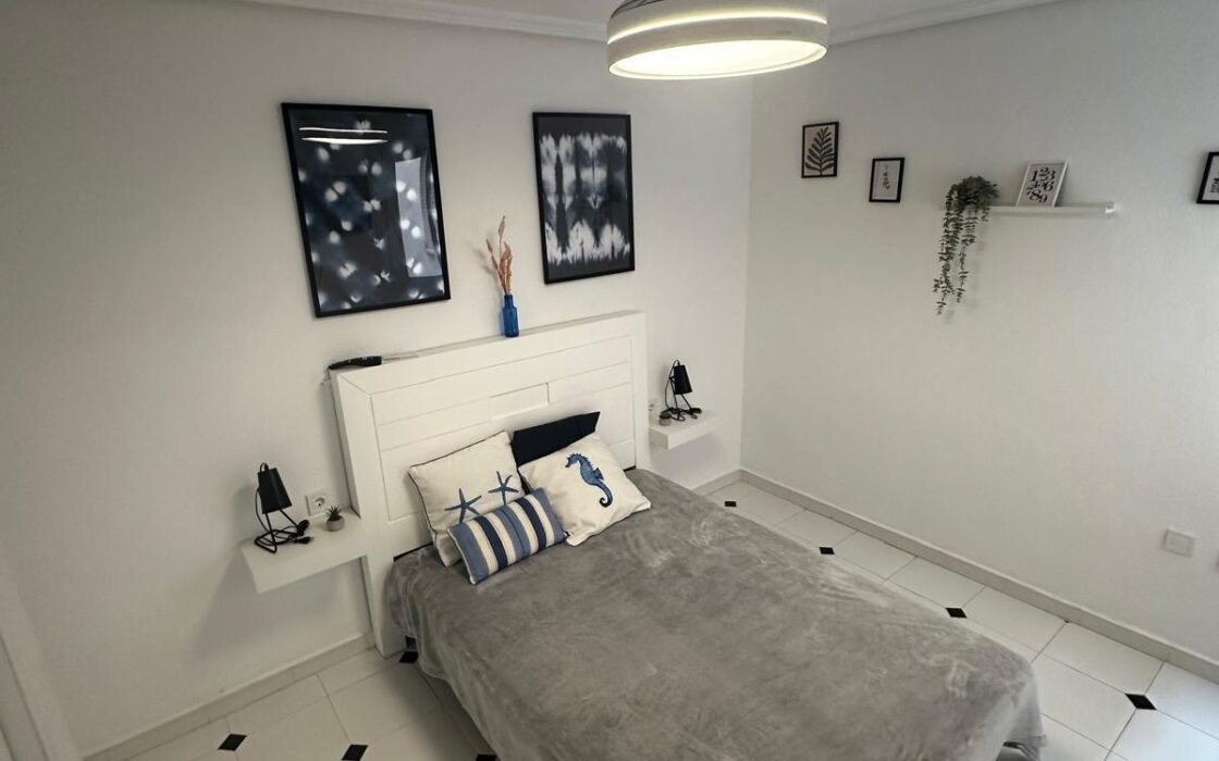 Апартамент в Торревьехе 61 кв.м у моря с террасой