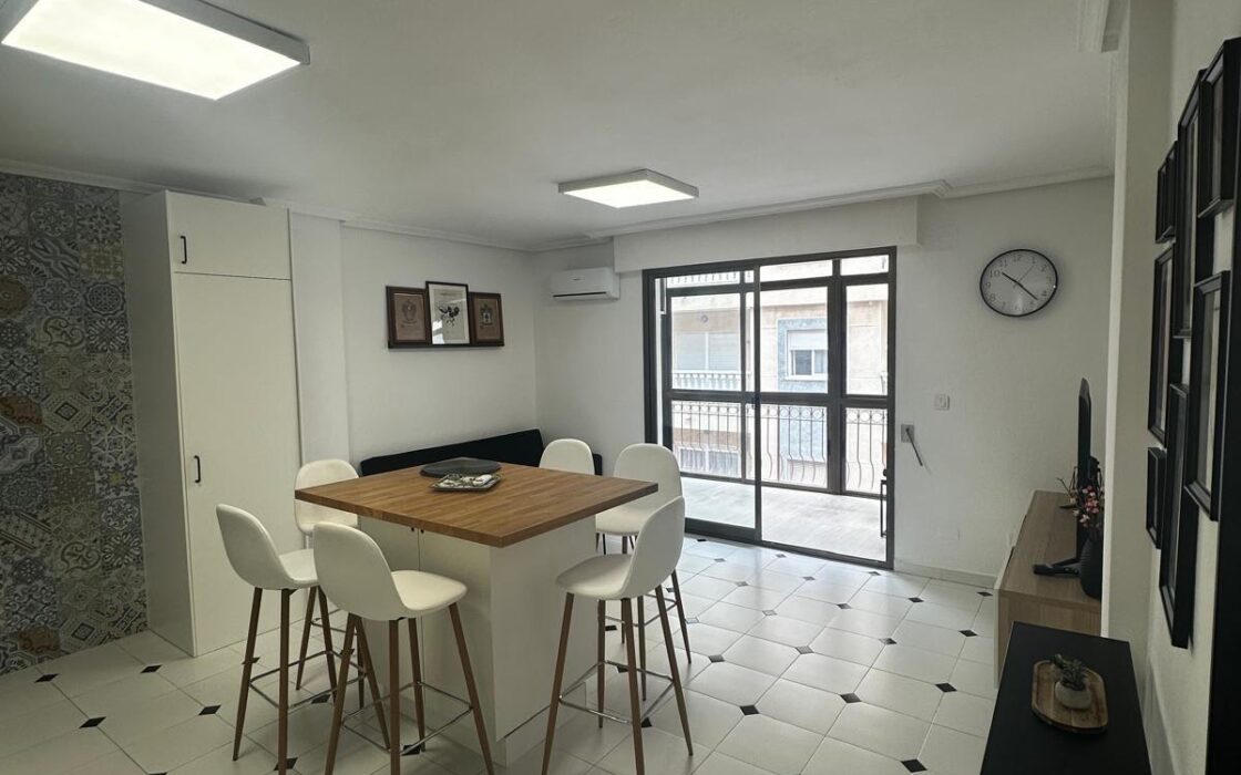 Апартамент в Торревьехе 61 кв.м у моря с террасой