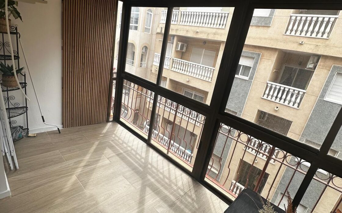 Апартамент в Торревьехе 61 кв.м у моря с террасой