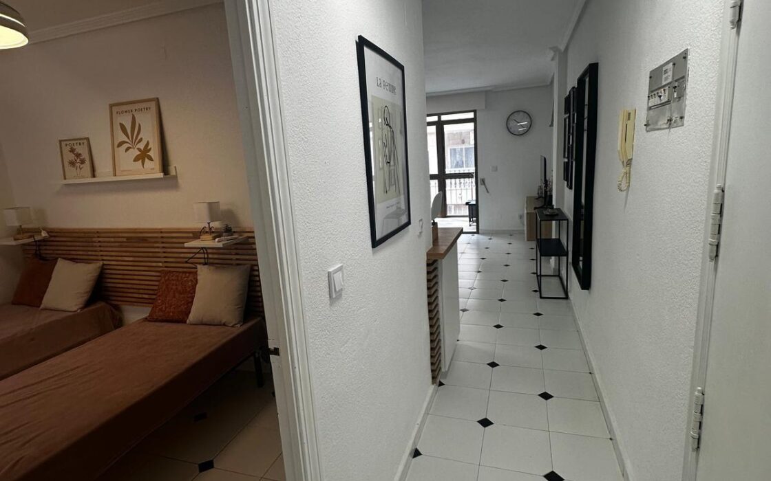 Апартамент в Торревьехе 61 кв.м у моря с террасой