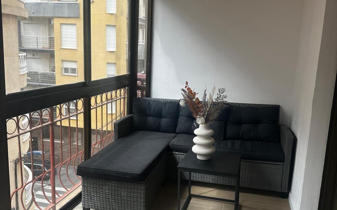 Апартамент в Торревьехе 61 кв.м у моря с террасой